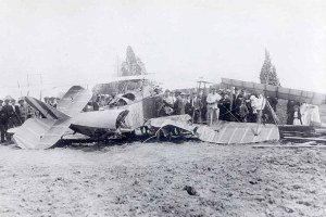 Lieut. Bonsal&rsquo;s crashed Jenny at Bridgeton, NJ, 16 May 1918
Image: Smithsonian National Postal Museum