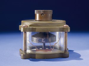 Compass used by pilots in the early years of aviation
Image: &copy; Smithsonian National Air and Space Museum (A19680559000)
